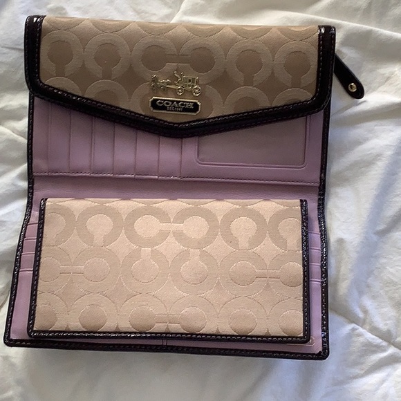 Coach wallet hardly used. Has a tiny stain - Picture 2 of 8